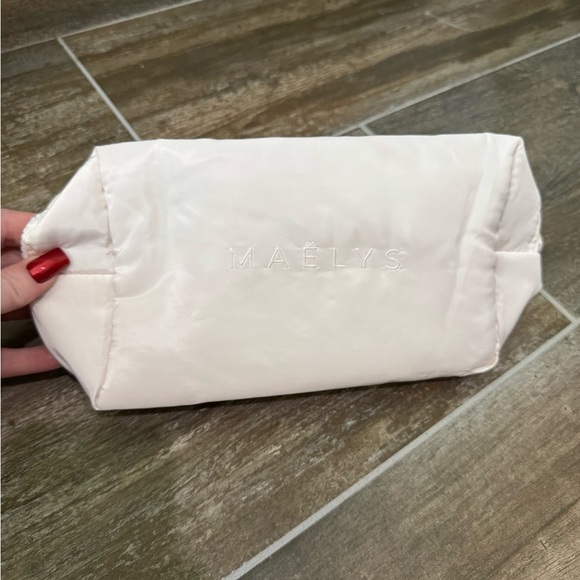 Maëlys Elegant White Cosmetic Bag - Picture 1 of 10
